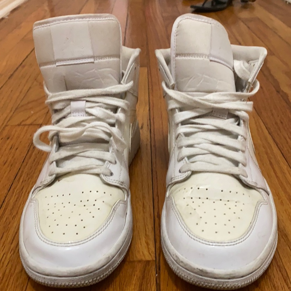 AIR JORDAN 1 MIDS- women’s size 8.5